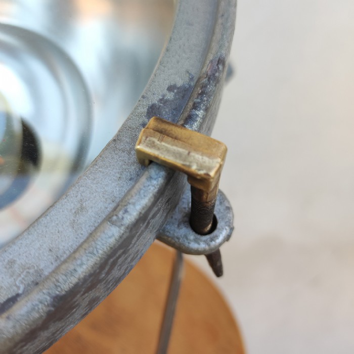 Passa il mouse sull'immagine per ingrandire Immagine dell'articolo Faro industriale Faretto industriale vintage n.318