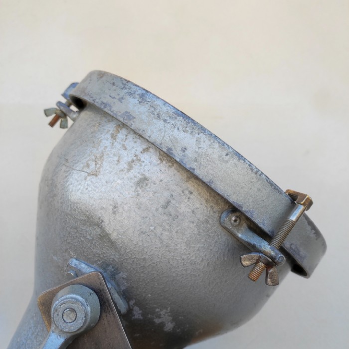 Passa il mouse sull'immagine per ingrandire Immagine dell'articolo Faro industriale Faretto industriale vintage n.318