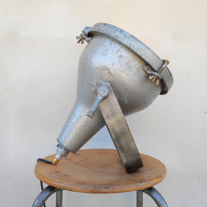 Passa il mouse sull'immagine per ingrandire Immagine dell'articolo Faro industriale Faretto industriale vintage n.318