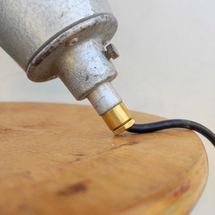Passa il mouse sull'immagine per ingrandire Immagine dell'articolo Faro industriale Faretto industriale vintage n.318