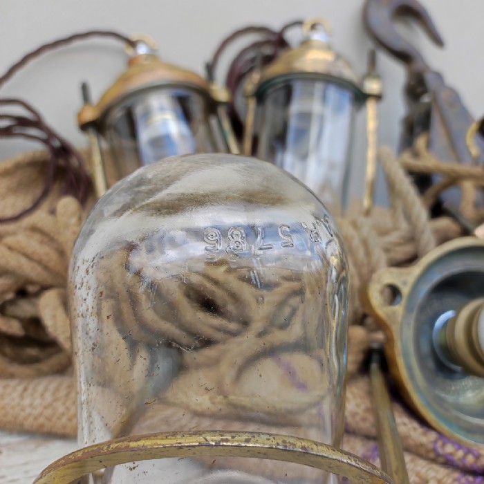 Passa il mouse sull'immagine per ingrandire Immagine dell'articolo Lampada industriale navale a sospensione Lampada navale General Electric Company UK vintage n.371