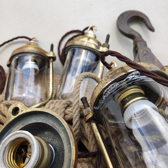 Passa il mouse sull'immagine per ingrandire Immagine dell'articolo Lampada industriale navale a sospensione Lampada navale General Electric Company UK vintage n.371