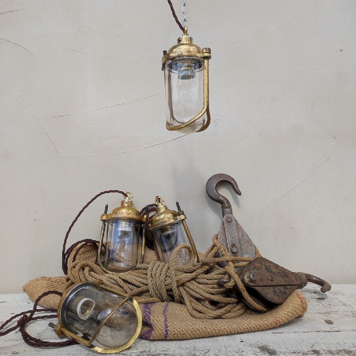 Passa il mouse sull'immagine per ingrandire Immagine dell'articolo Lampada industriale navale a sospensione Lampada navale General Electric Company UK vintage n.371