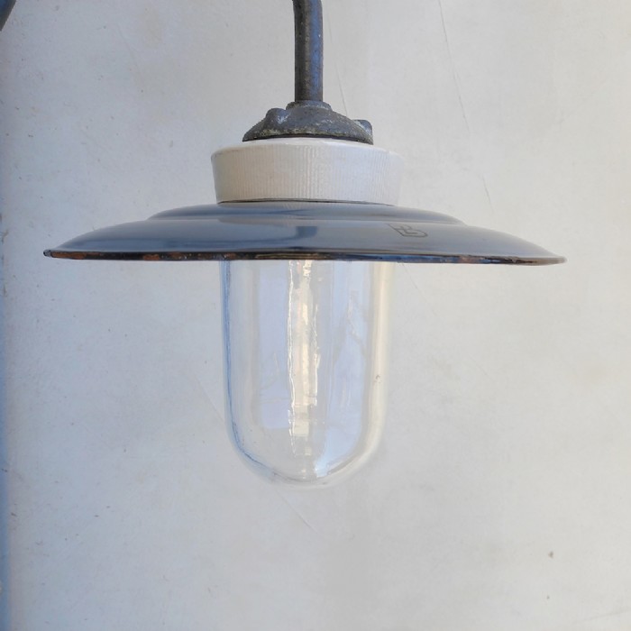 Passa il mouse sull'immagine per ingrandire Lampada industriale vintage da parete ungherese D31 - foto 2