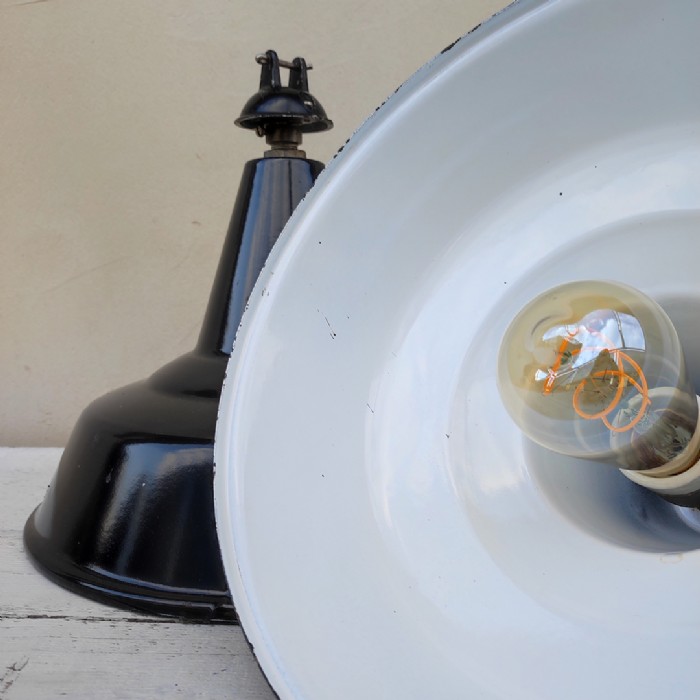 Passa il mouse sull'immagine per ingrandire Immagine dell'articolo Lampada industriale a sospensione Lampada industriale a sospensione vintage D30 n.349