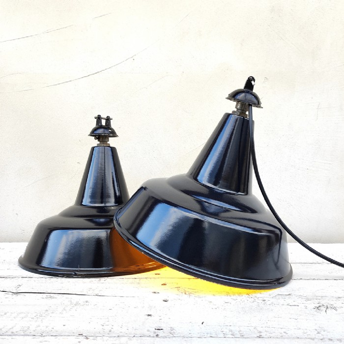 Passa il mouse sull'immagine per ingrandire Immagine dell'articolo Lampada industriale a sospensione Lampada industriale a sospensione vintage D30 n.349