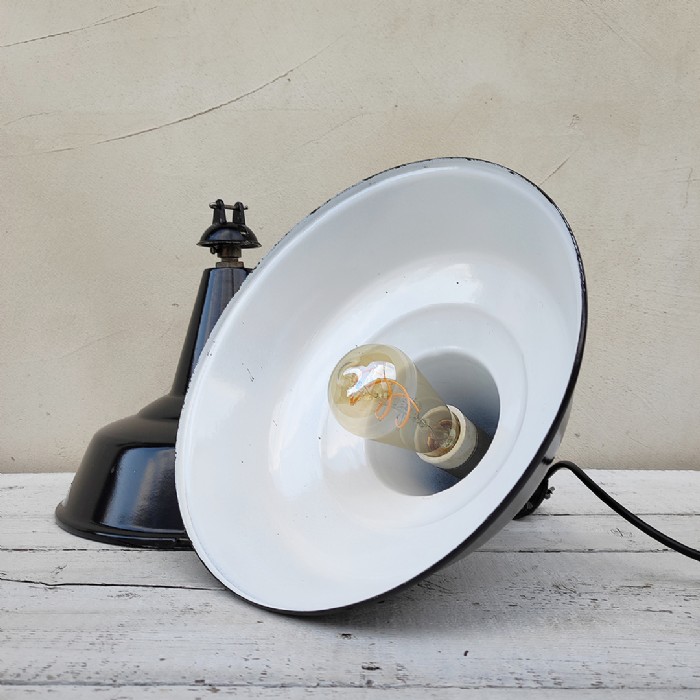 Passa il mouse sull'immagine per ingrandire Immagine dell'articolo Lampada industriale a sospensione Lampada industriale a sospensione vintage D30 n.349