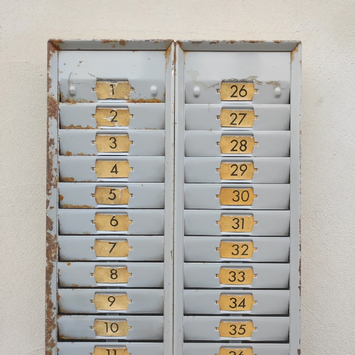 Immagine dell'articolo Contenitori Casellario portacartellini timbratrice industriale vintage n.398