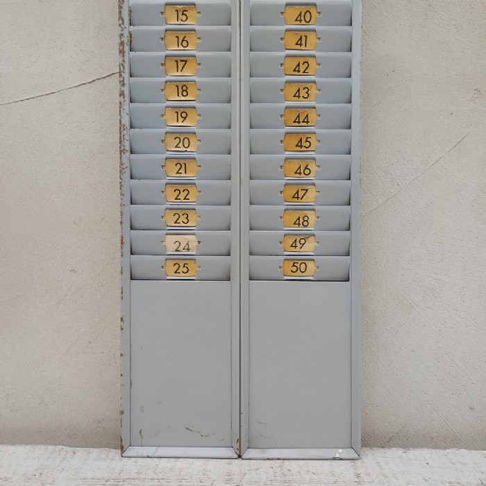 Immagine dell'articolo Contenitori Casellario portacartellini timbratrice industriale vintage n.398