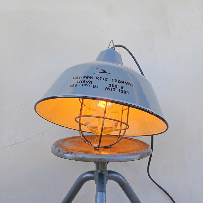 Immagine dell'articolo Lampada industriale a sospensione Lampada industriale a sospensione Ungherese vintage D36 n.423