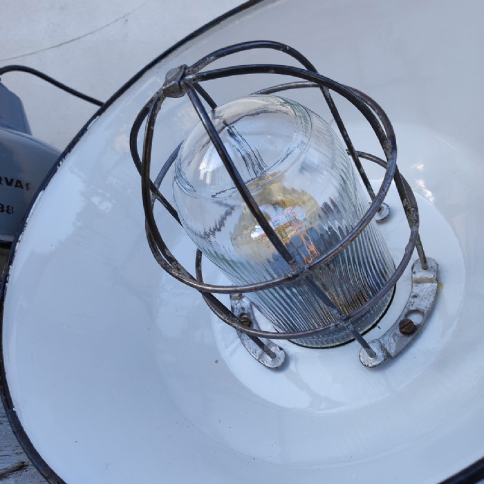 Immagine dell'articolo Lampada industriale a sospensione Lampada industriale a sospensione Ungherese vintage D36 n.423