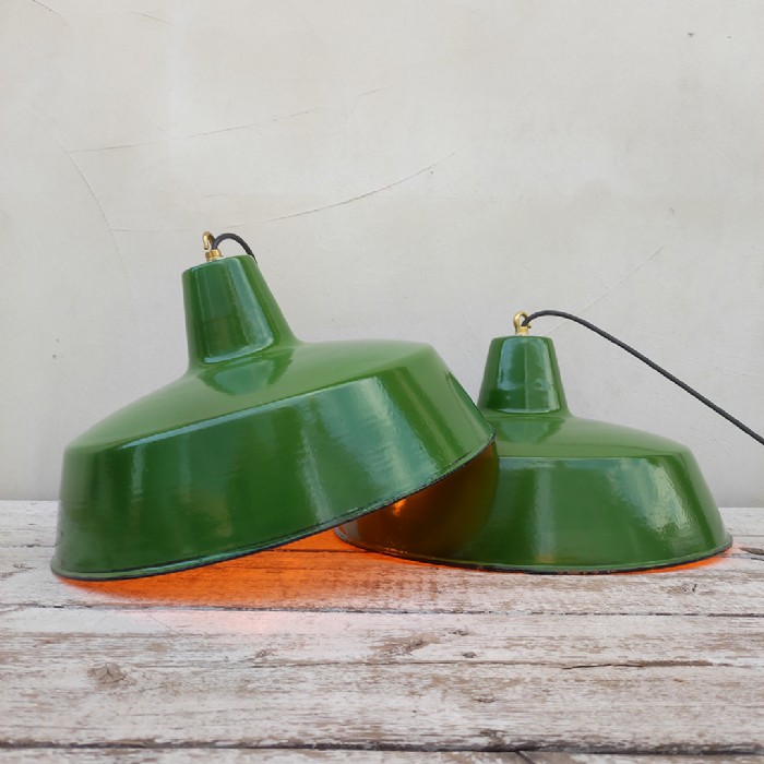 Passa il mouse sull'immagine per ingrandire Immagine dell'articolo Lampada industriale a sospensione Lampada industriale a sospensione Bulgaria vintage D40 n.319