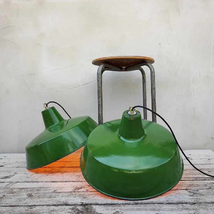 Passa il mouse sull'immagine per ingrandire Immagine dell'articolo Lampada industriale a sospensione Lampada industriale a sospensione Bulgaria vintage D40 n.319