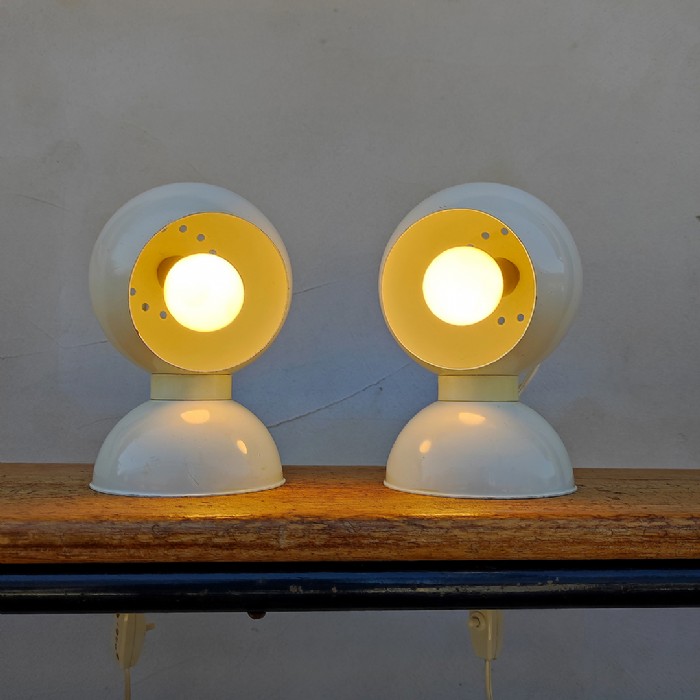 Passa il mouse sull'immagine per ingrandire Immagine dell'articolo Lampade da tavolo Lampade magnetiche da tavolo di Goffredo Reggiani mid-century vintage n.320