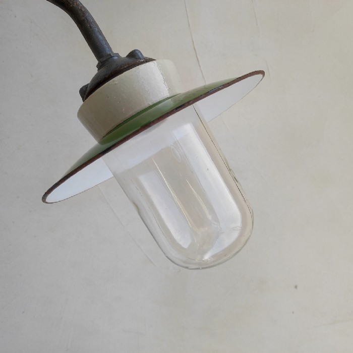 Passa il mouse sull'immagine per ingrandire Lampada industriale da parete ungherese vintage D23 - foto 2