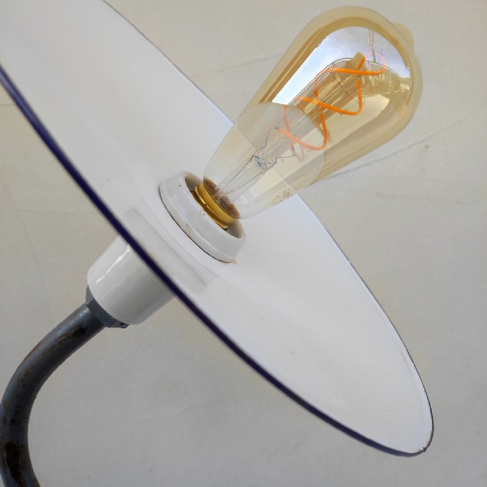 Passa il mouse sull'immagine per ingrandire Immagine dell'articolo Lampada da parete Lampada industriale ungherese da parete vintage n.372