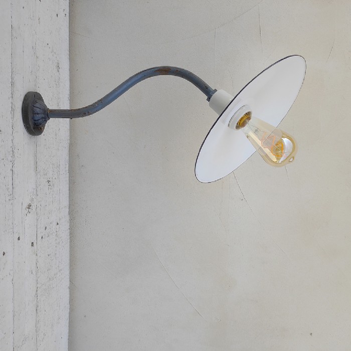 Passa il mouse sull'immagine per ingrandire Immagine dell'articolo Lampada da parete Lampada industriale ungherese da parete vintage n.372