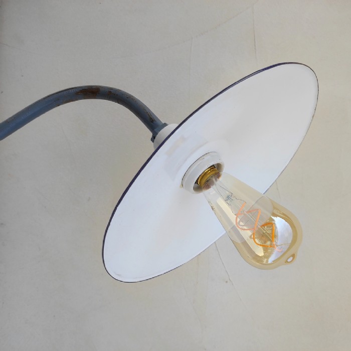 Passa il mouse sull'immagine per ingrandire Immagine dell'articolo Lampada da parete Lampada industriale ungherese da parete vintage n.372