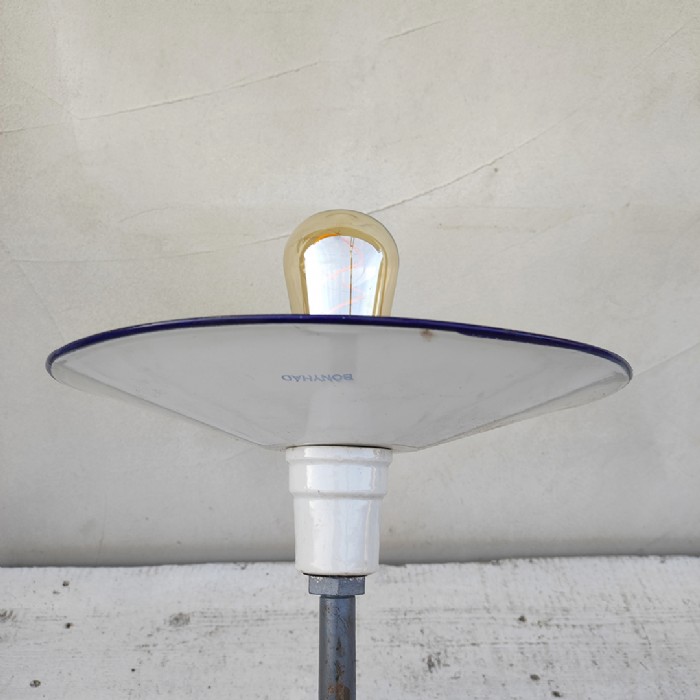 Passa il mouse sull'immagine per ingrandire Immagine dell'articolo Lampada da parete Lampada industriale ungherese da parete vintage n.372