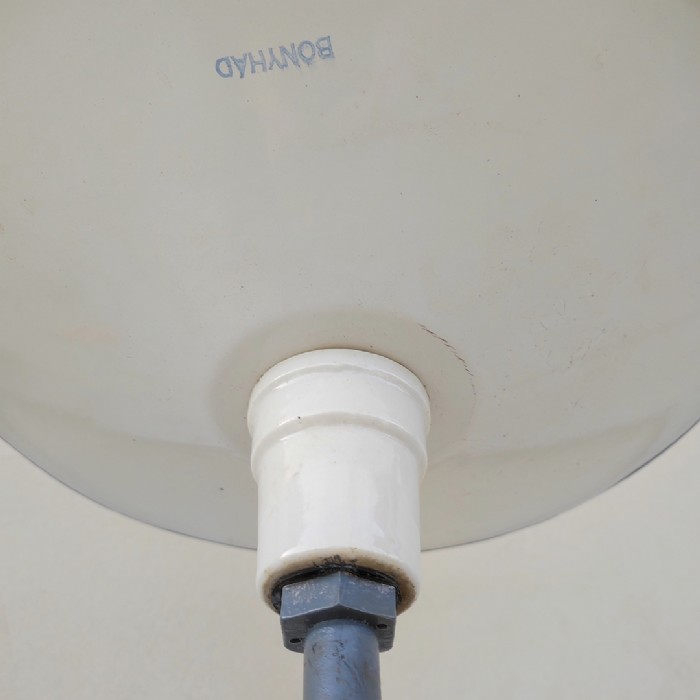 Passa il mouse sull'immagine per ingrandire Immagine dell'articolo Lampada da parete Lampada industriale ungherese da parete vintage n.372