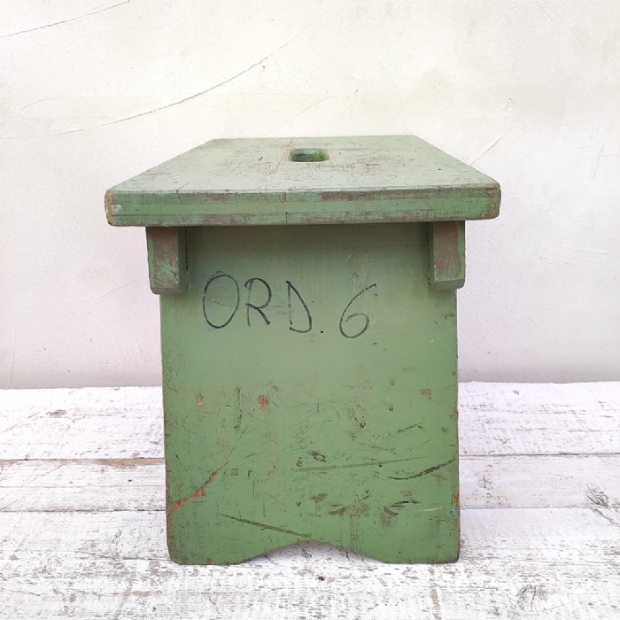 Immagine dell'articolo Sgabello industriale Sgabello industriale in legno vintage n.425