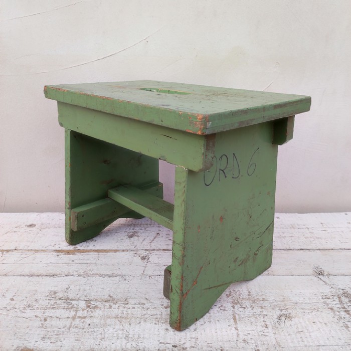 Immagine dell'articolo Sgabello industriale Sgabello industriale in legno vintage n.425