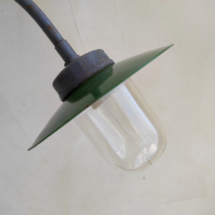 Passa il mouse sull'immagine per ingrandire Lampada industriale da parete ungherese vintage D24 - foto 2