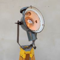 Ingrandisci l'immagine Faro industriale vintage ungherese su treppiede in legno - miniatura 7