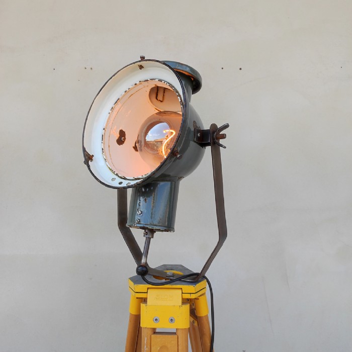 Passa il mouse sull'immagine per ingrandire Faro industriale vintage ungherese su treppiede in legno - foto 12