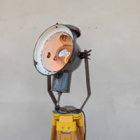 Ingrandisci l'immagine Faro industriale vintage ungherese su treppiede in legno - miniatura 12