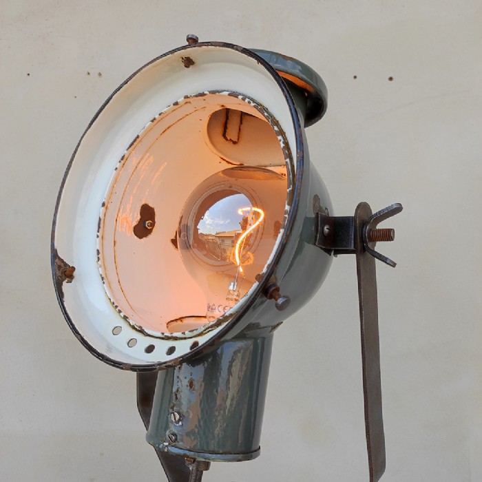 Passa il mouse sull'immagine per ingrandire Faro industriale vintage ungherese su treppiede in legno - foto 13