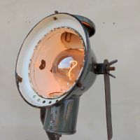 Ingrandisci l'immagine Faro industriale vintage ungherese su treppiede in legno - miniatura 13
