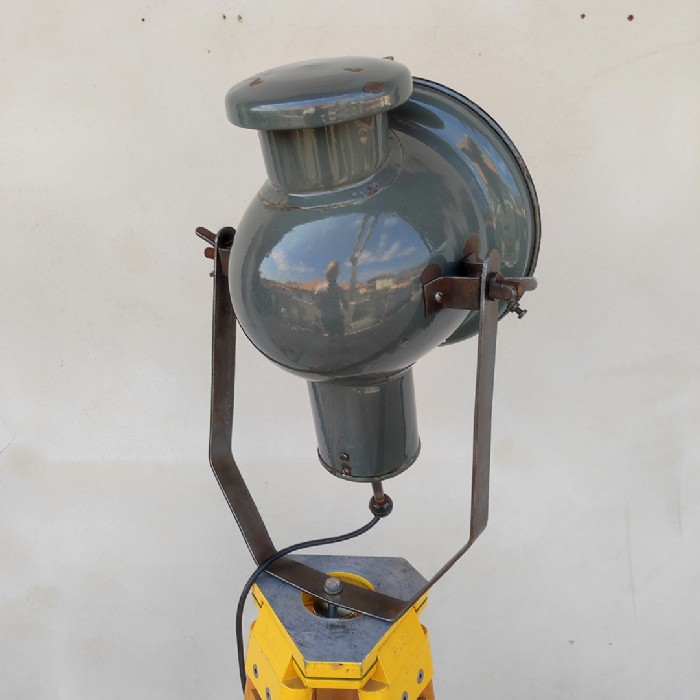 Passa il mouse sull'immagine per ingrandire Faro industriale vintage ungherese su treppiede in legno - foto 15