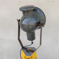 Ingrandisci l'immagine Faro industriale vintage ungherese su treppiede in legno - miniatura 15