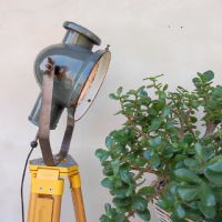 Ingrandisci l'immagine Faro industriale vintage ungherese su treppiede in legno - miniatura 5
