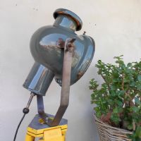 Ingrandisci l'immagine Faro industriale vintage ungherese su treppiede in legno - miniatura 6