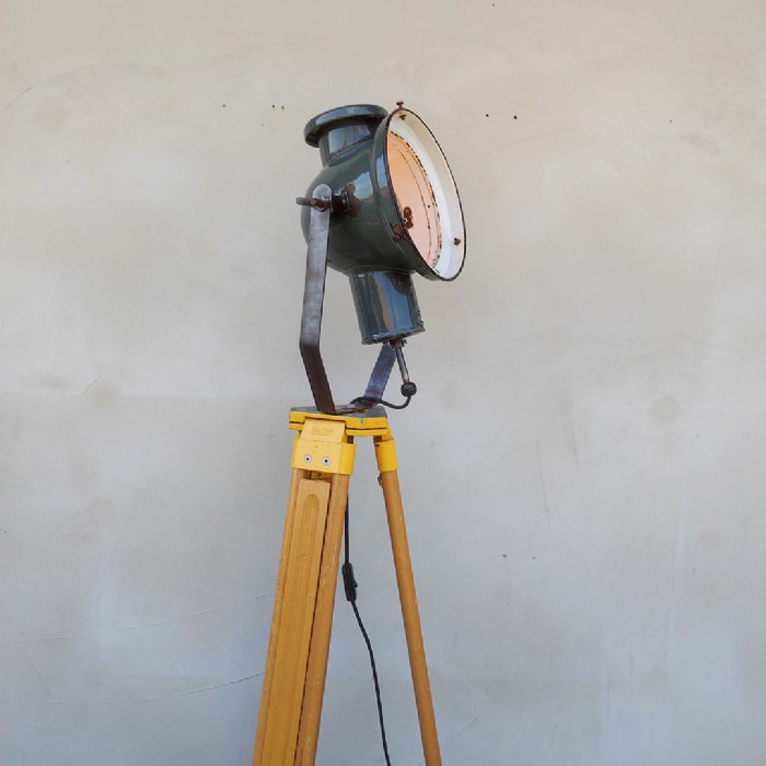 Passa il mouse sull'immagine per ingrandire Faro industriale vintage ungherese su treppiede in legno - foto 2