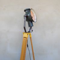 Ingrandisci l'immagine Faro industriale vintage ungherese su treppiede in legno - miniatura 2