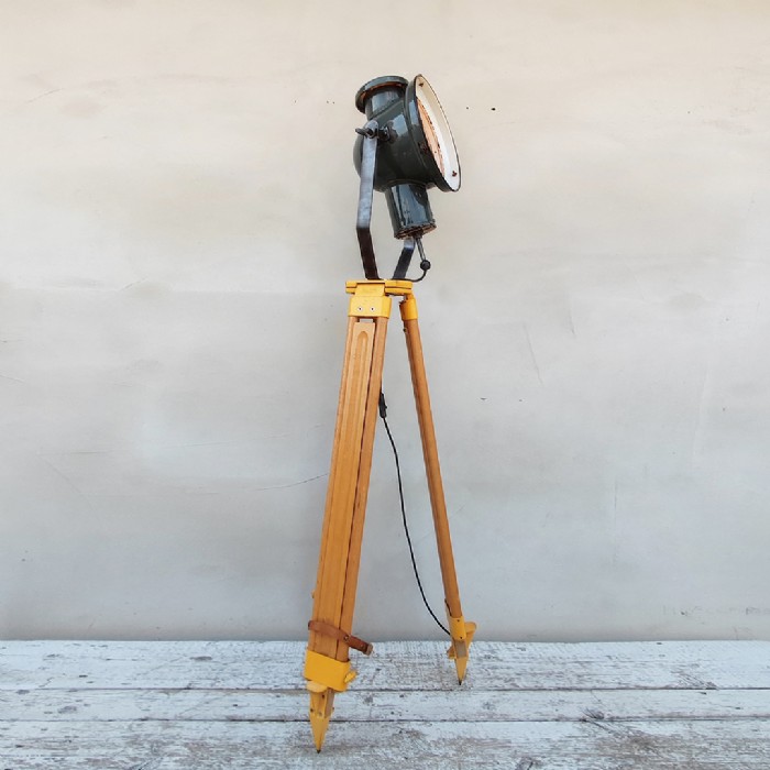 Passa il mouse sull'immagine per ingrandire Faro industriale vintage ungherese su treppiede in legno - foto 3