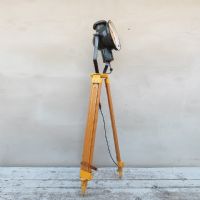 Ingrandisci l'immagine Faro industriale vintage ungherese su treppiede in legno - miniatura 3