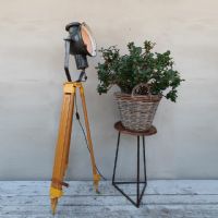 Ingrandisci l'immagine Faro industriale vintage ungherese su treppiede in legno - miniatura 4