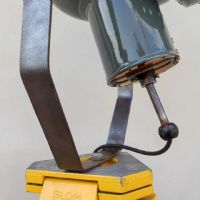 Ingrandisci l'immagine Faro industriale vintage ungherese su treppiede in legno - miniatura 17