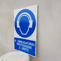 Miniatura dell'articolo Cartello segnaletico di protezione udito vintage - Oggetto n.112
