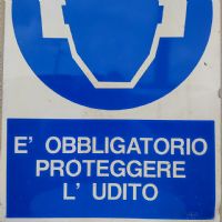 Miniatura dell'articolo Cartello segnaletico di protezione udito vintage - Oggetto n.112