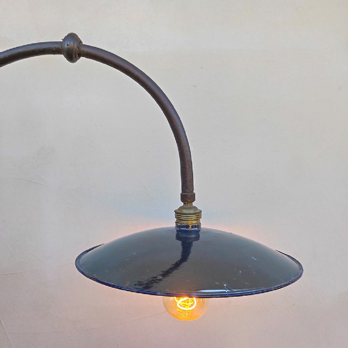 Passa il mouse sull'immagine per ingrandire Immagine dell'articolo Lampada industriale da parete Lampada industriale da parete vintage italiana n.355