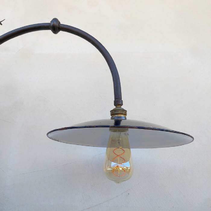 Passa il mouse sull'immagine per ingrandire Immagine dell'articolo Lampada industriale da parete Lampada industriale da parete vintage italiana n.355