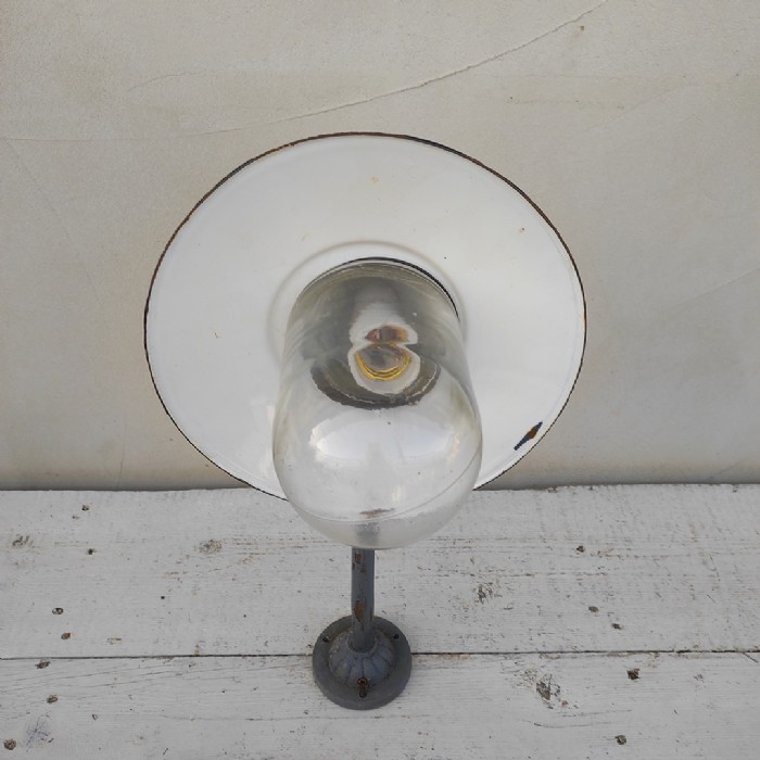 Passa il mouse sull'immagine per ingrandire Immagine dell'articolo Lampada da parete Lampada industriale ungherese da parete vintage n.373