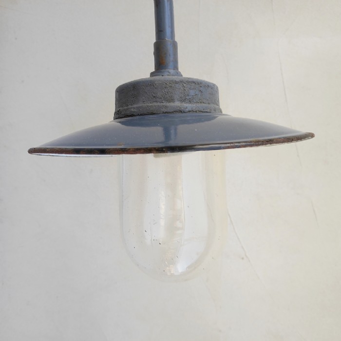 Passa il mouse sull'immagine per ingrandire Immagine dell'articolo Lampada da parete Lampada industriale ungherese da parete vintage n.373