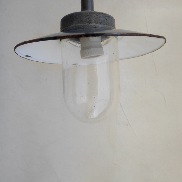 Passa il mouse sull'immagine per ingrandire Immagine dell'articolo Lampada da parete Lampada industriale ungherese da parete vintage n.373