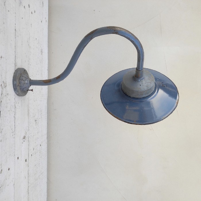 Passa il mouse sull'immagine per ingrandire Immagine dell'articolo Lampada da parete Lampada industriale ungherese da parete vintage n.373